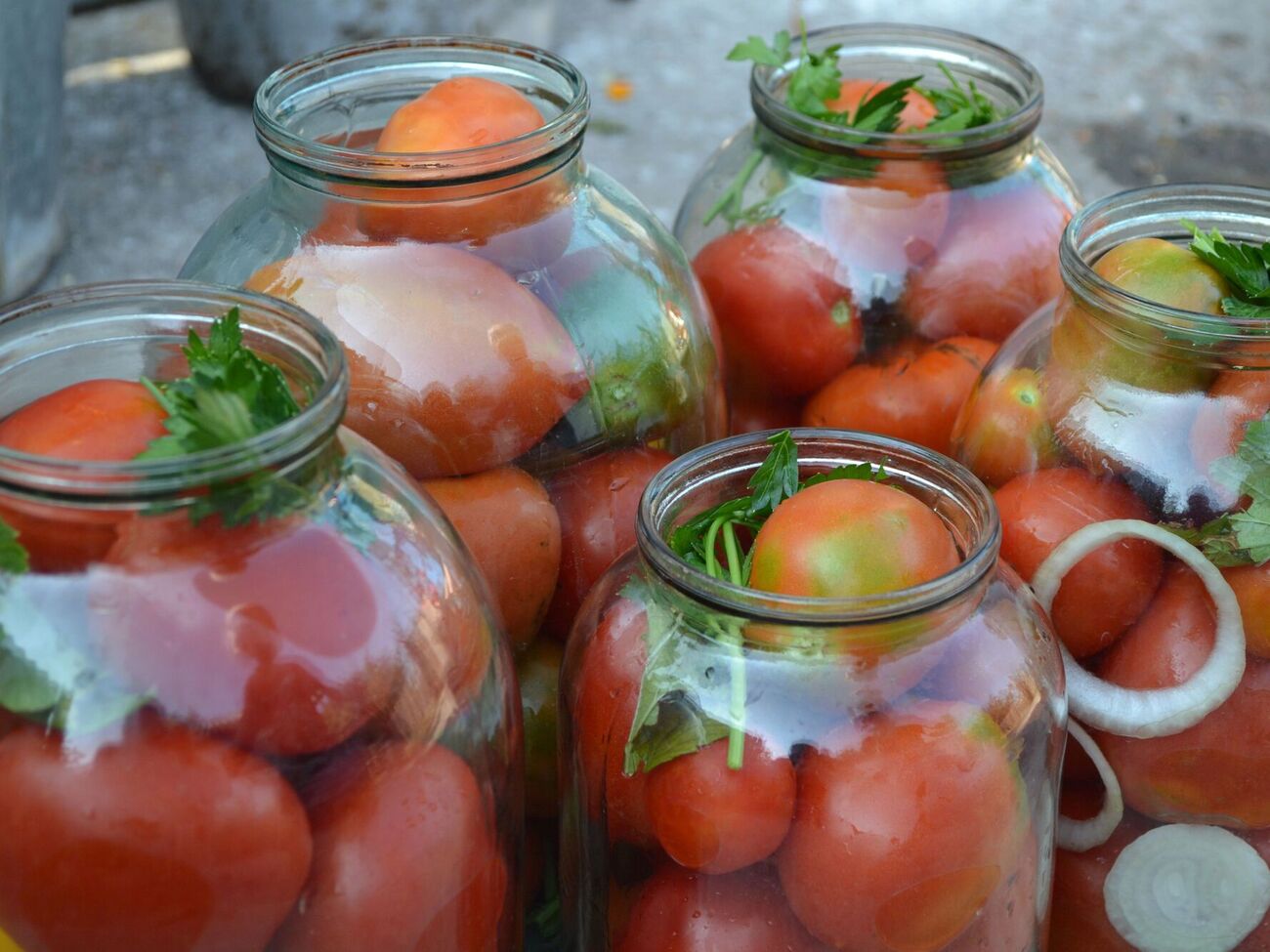 После консервации банки нужно перевернуть и накрыть одеялом