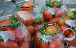 После консервации банки нужно перевернуть и накрыть одеялом