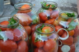 После консервации банки нужно перевернуть и накрыть одеялом