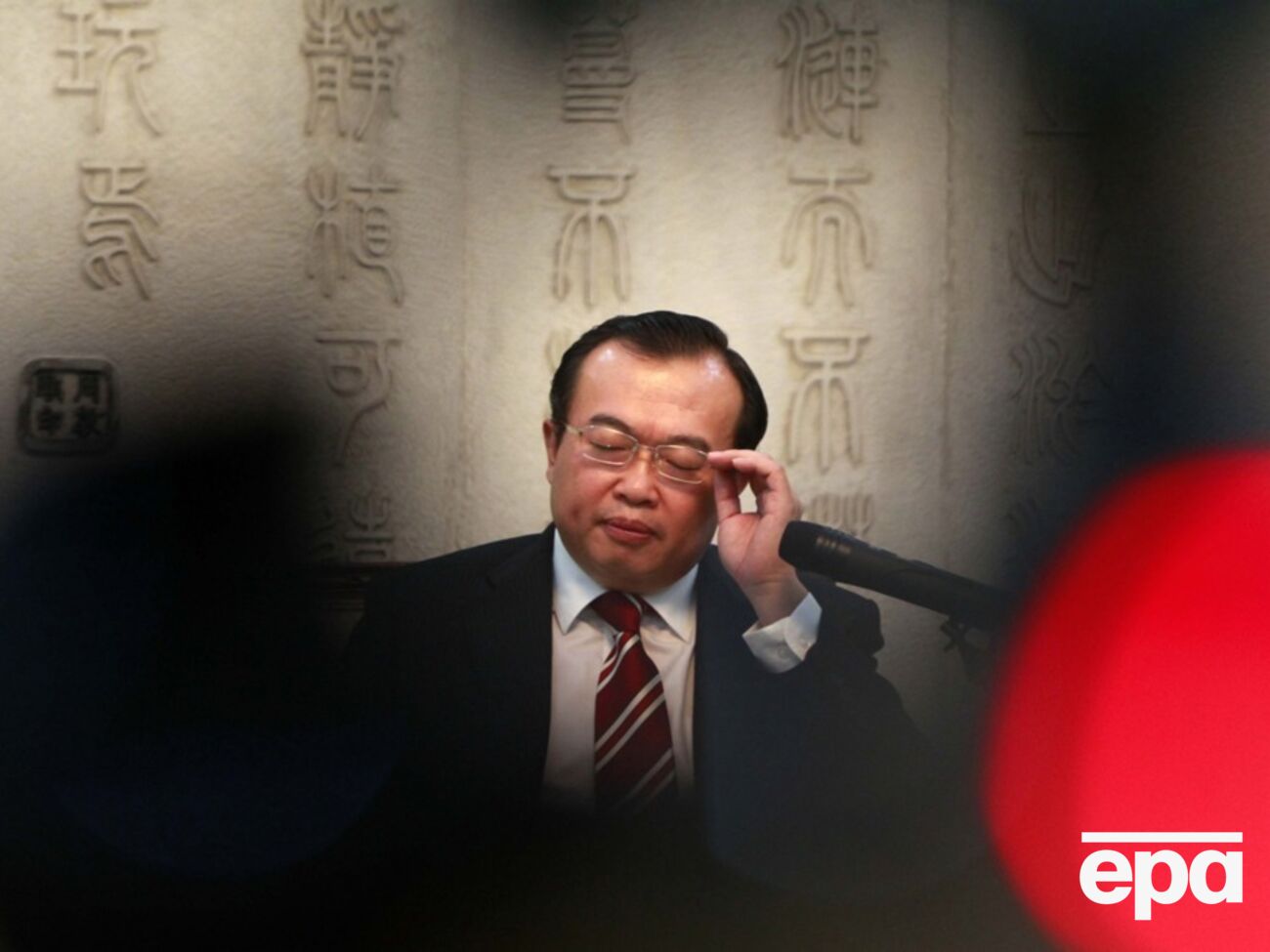 61-річного чоловіка затримали після повернення з робочої поїздки до Сінгапуру, Південної Африки й Алжиру, яка завершилася 30 липня, ідеться у статті