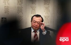 61-річного чоловіка затримали після повернення з робочої поїздки до Сінгапуру, Південної Африки й Алжиру, яка завершилася 30 липня, ідеться у статті