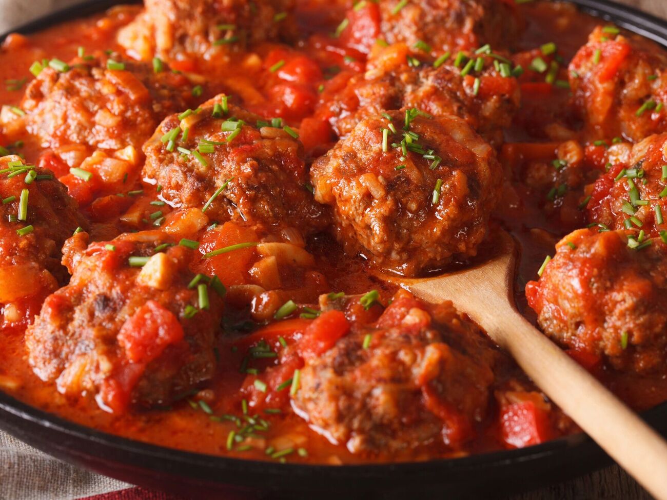 Для тефтелей понадобится 750 г свиного фарша