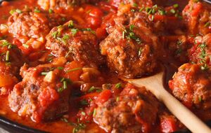 Для тефтелей понадобится 750 г свиного фарша