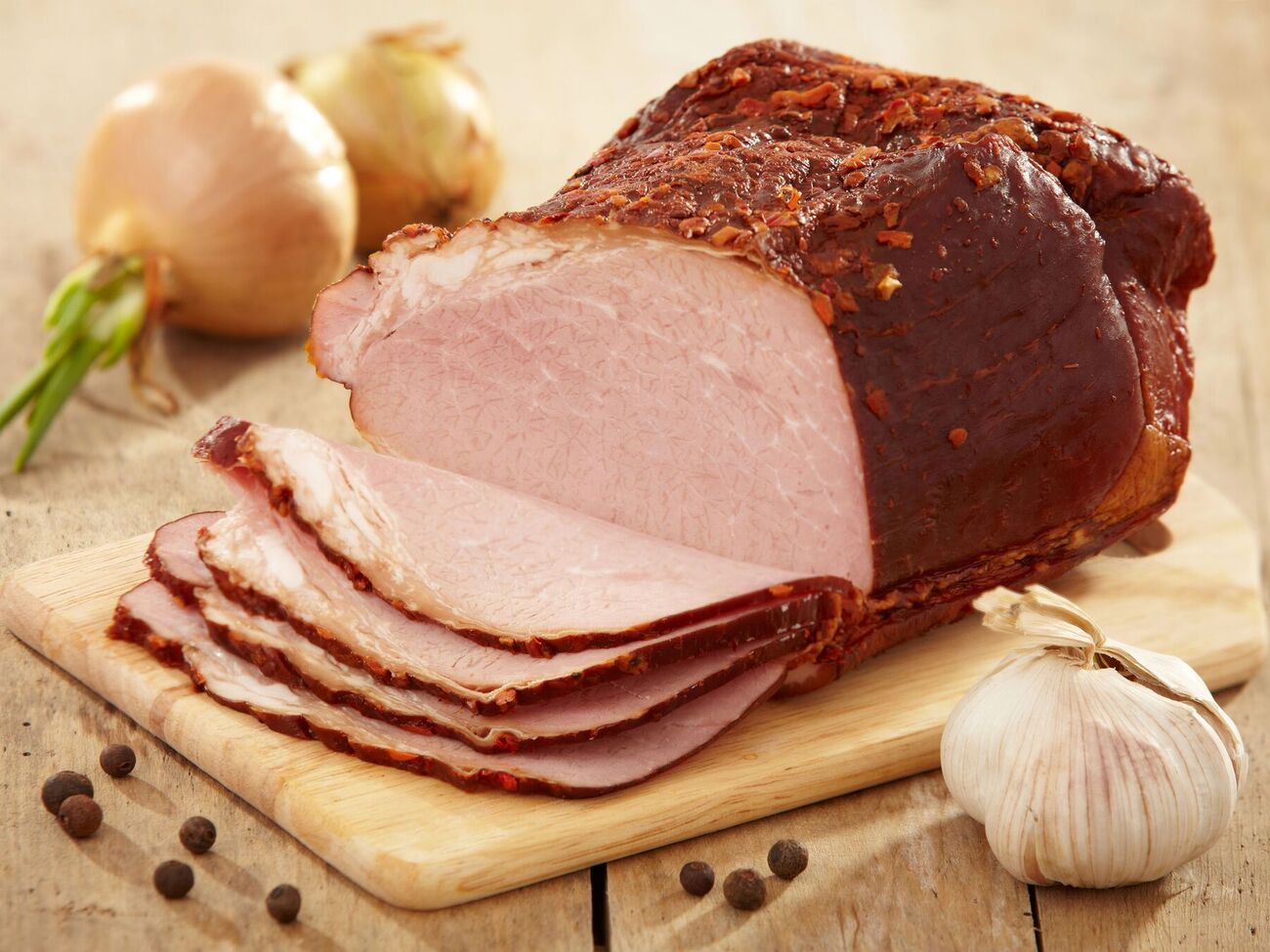 Для ветчины понадобится 500 г индюшачьего филе и 600 г куриного фарша