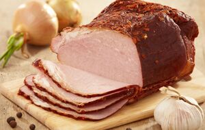 Для ветчины понадобится 500 г индюшачьего филе и 600 г куриного фарша