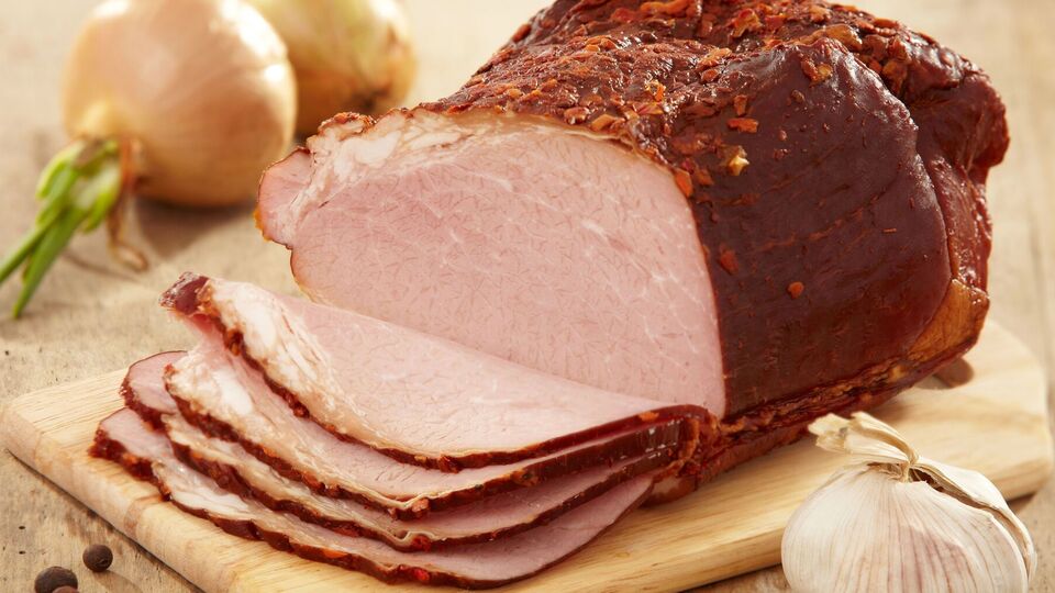 Для ветчины понадобится 500 г индюшачьего филе и 600 г куриного фарша