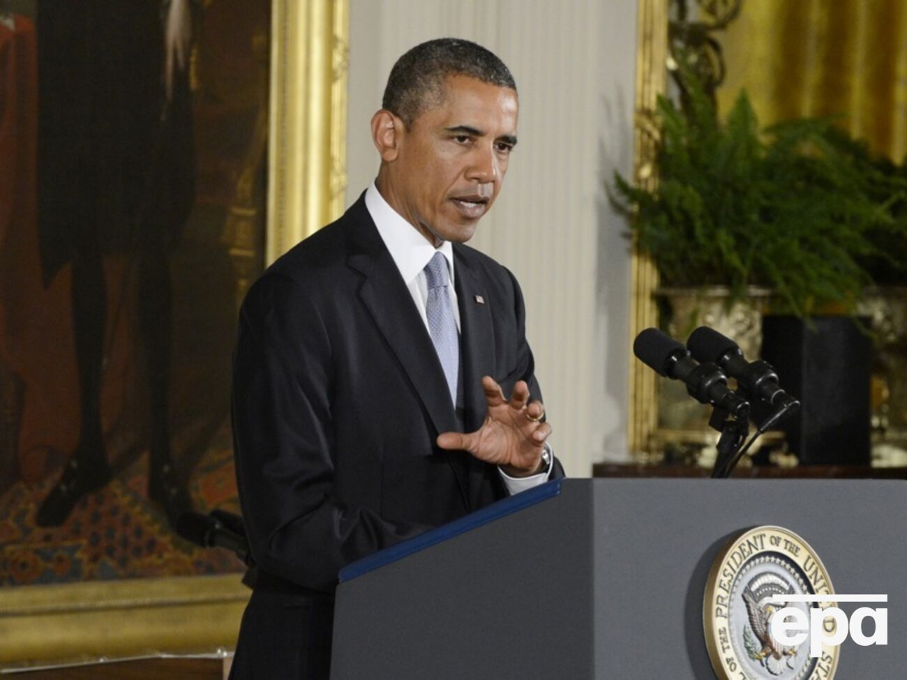 Портрет Обами з іншими двома портретами перевісили в закриту зону