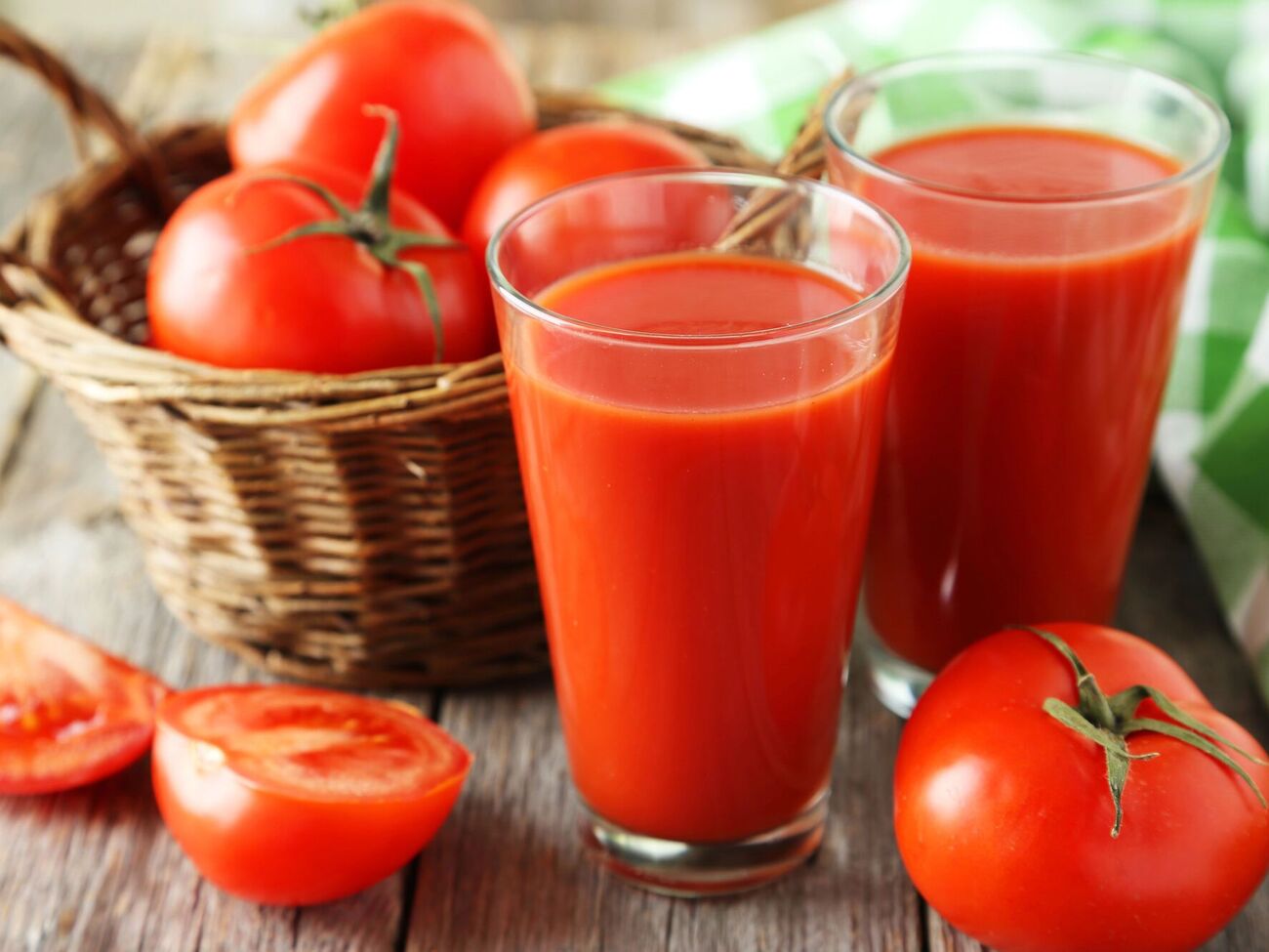 В сок добавьте 1 ст. л. соли и 1 ч. л. сахара