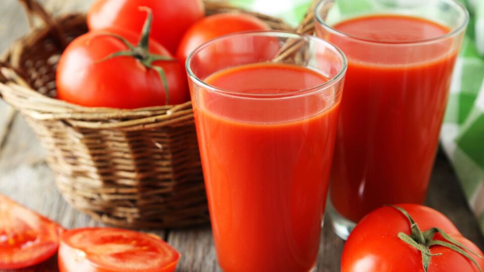 В сок добавьте 1 ст. л. соли и 1 ч. л. сахара