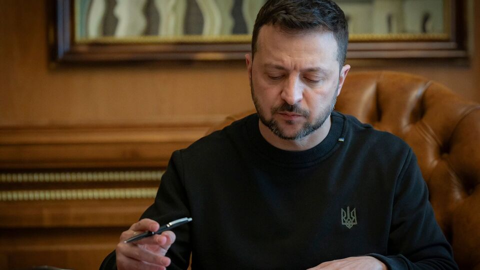 Зеленський згоден на заморожування війни по лінії фронту без передання інших територій, пише The Telegraph