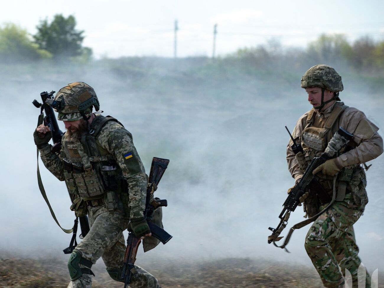 Военные попали под обстрел по дороге в укрытие