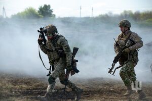 Военные попали под обстрел по дороге в укрытие