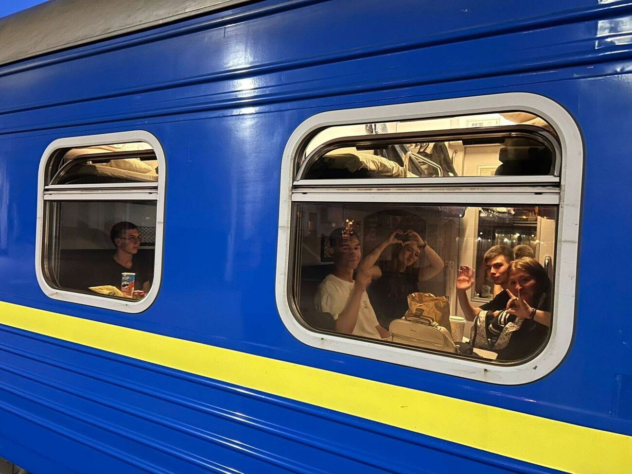 Останнім часом українці масово скаржаться в соцмережах на те, що не можуть купити квитки на поїзди