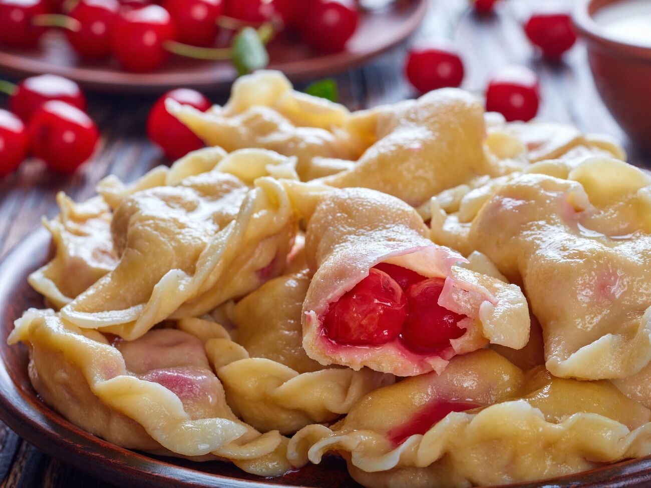 Вареники имеют сочную ягодную начинку