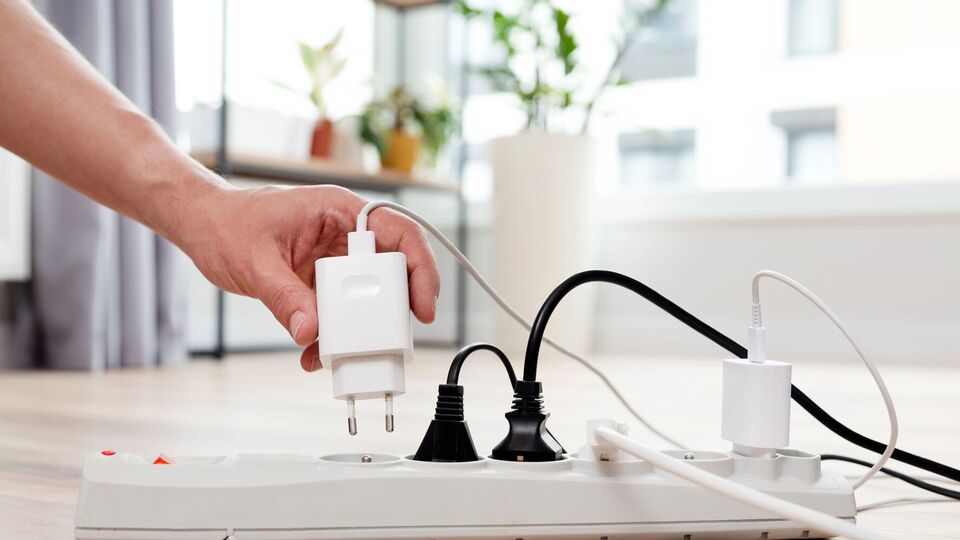 Стоимость электроэнергии для потребителей не изменилась после изменения пороговых цен, отметил Сазонов