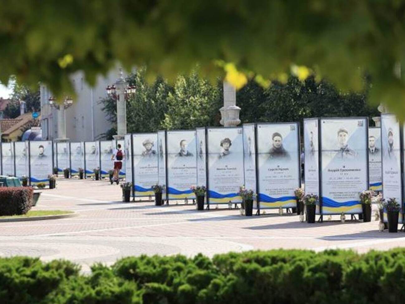 Правоохоронці встановили особу жінки, яку зафіксували на відео під час наруги над Алеєю пам'яті Героїв