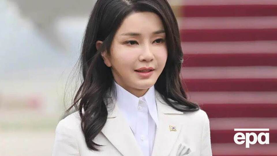 Прокуроры утверждают, что бывшая первая леди заработала более 800 млн вон путем манипулирования ценами на акции Deutsch Motors