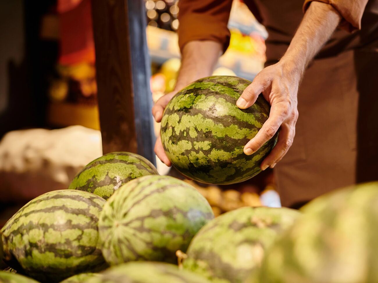 Если у арбуза мякоть слишком темная с желтыми или белыми прожилками, а на вкус он немного горький, его есть не стоит