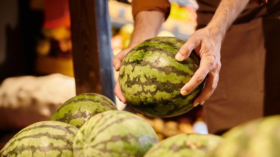 Если у арбуза мякоть слишком темная с желтыми или белыми прожилками, а на вкус он немного горький, его есть не стоит