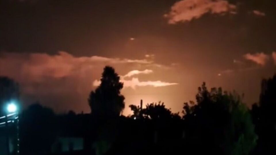 Удары были направлены по линейной производственно-диспетчерской станции (ЛПДС) "Унеча" в селе Высокое, пишут журналисты