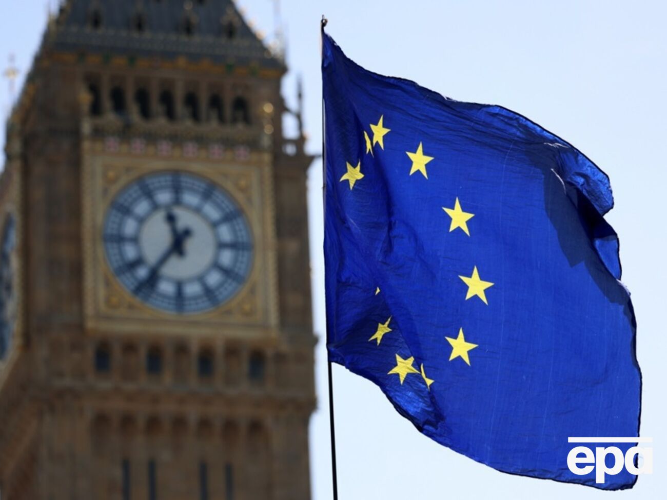 Британские чиновники предупреждают лидеров ЕС, что публичные требования могут "вывести Трампа из себя", говорится в статье