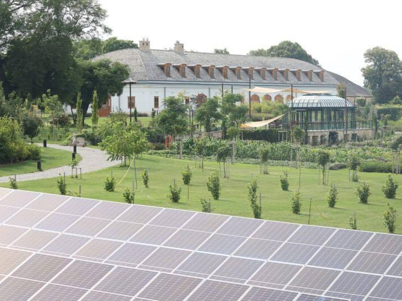 Резиденция включает библиотеку, пальмовый сад, часовню, солнечную электростанцию, фонтаны