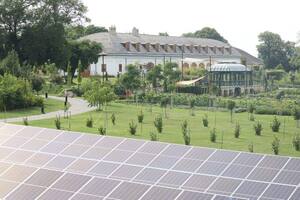 Резиденция включает библиотеку, пальмовый сад, часовню, солнечную электростанцию, фонтаны