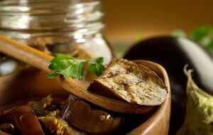 Маринованные баклажаны становятся еще вкуснее после охлаждения в холодильнике