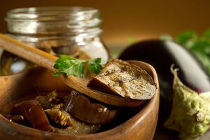 Маринованные баклажаны становятся еще вкуснее после охлаждения в холодильнике