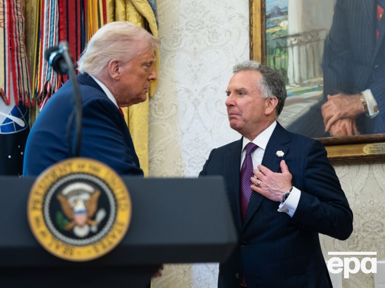 Під час другого президентського строку Трамп (на фото ліворуч) замінив кар'єрних дипломатів на відданих союзників, ідеться у статті