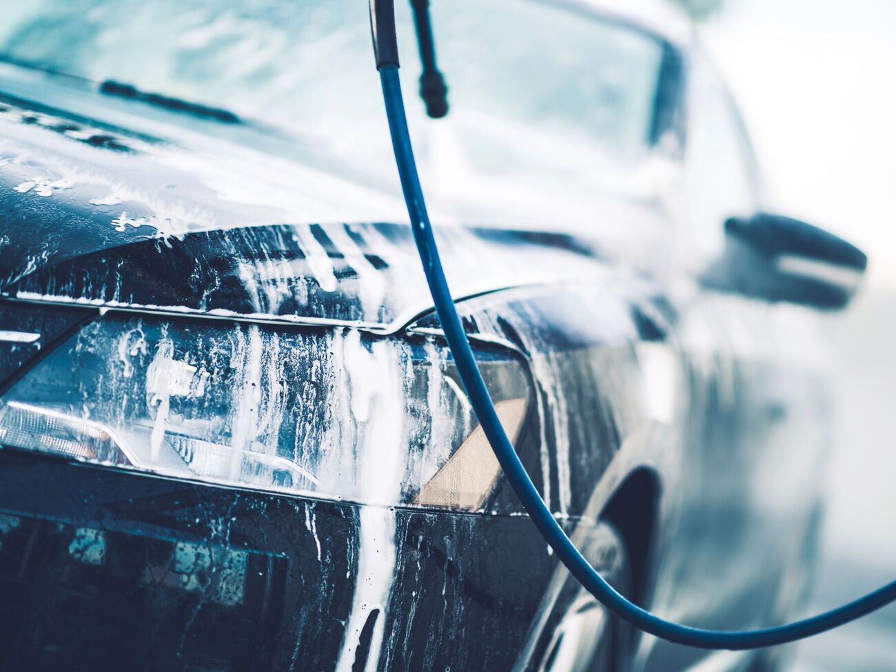 На окупованій території Донецької області, де людям бракує води, й далі працюють мийки автомобілів