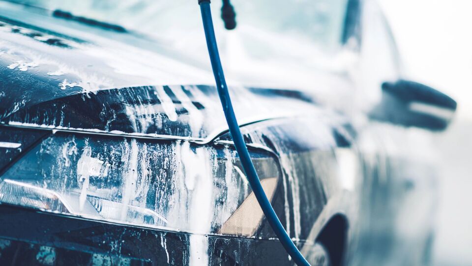 На окупованій території Донецької області, де людям бракує води, й далі працюють мийки автомобілів