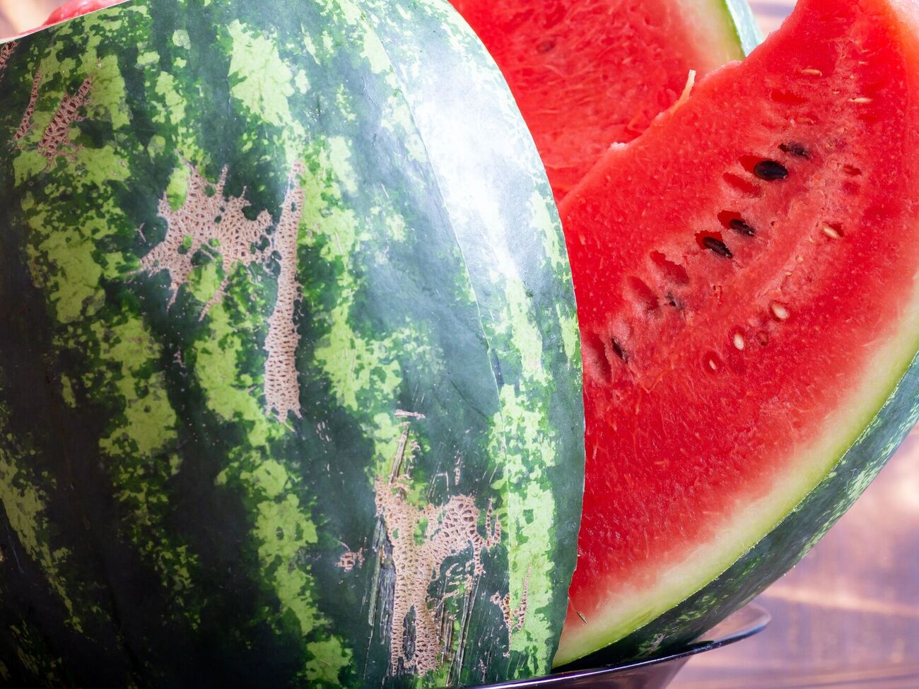 О спелости арбуза также говорит звонкий звук при постукивании