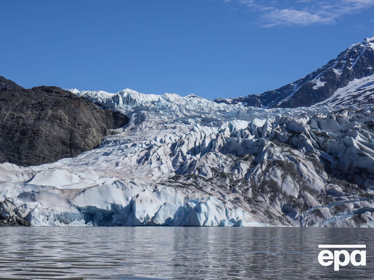 Льодовик скинув у річку рекордну кількість води