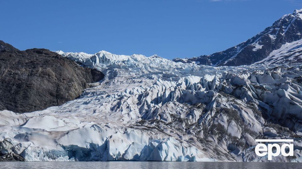 Льодовик скинув у річку рекордну кількість води