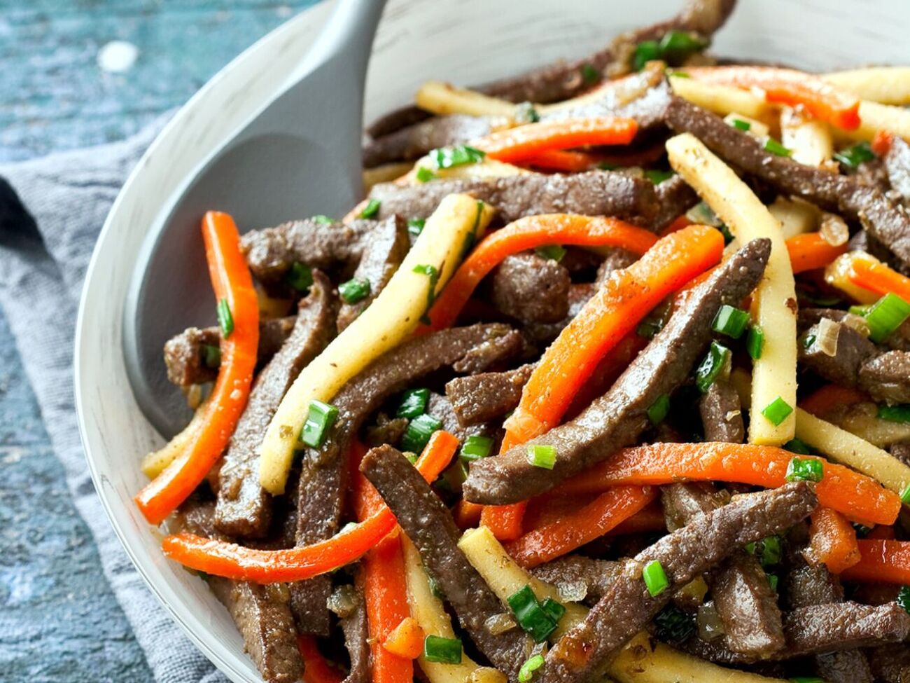 Для салата понадобится 300 г говядины