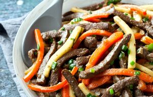 Для салата понадобится 300 г говядины