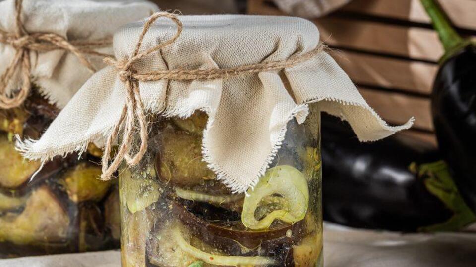 Баклажаны маринуют как мясо