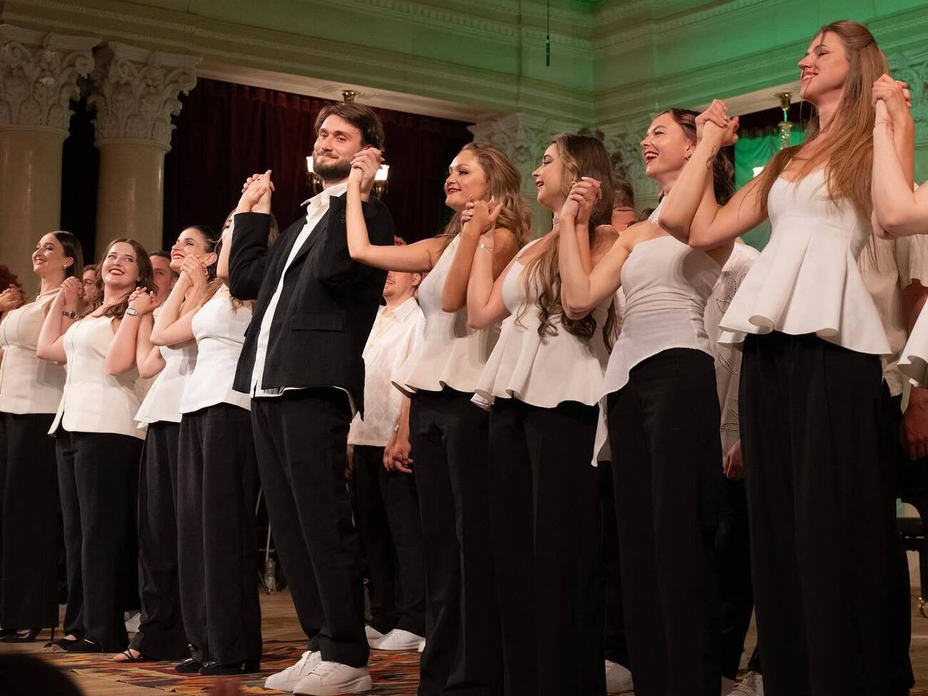 Хор прокинувся знаменитим після того, як у мережі завірусилося відео, зняте під час його виступу з піснею "Цей сон"