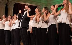 Хор прокинувся знаменитим після того, як у мережі завірусилося відео, зняте під час його виступу з піснею "Цей сон"