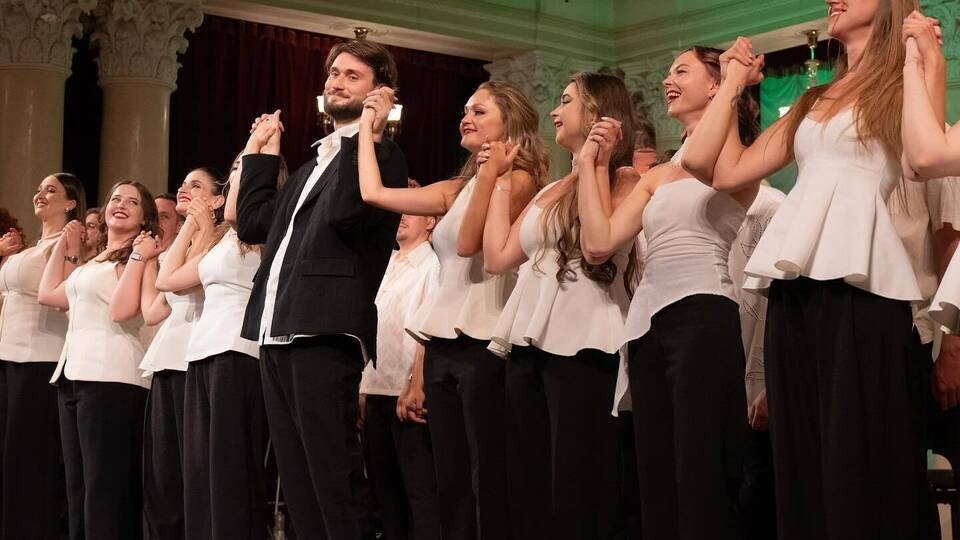 Хор прокинувся знаменитим після того, як у мережі завірусилося відео, зняте під час його виступу з піснею "Цей сон"