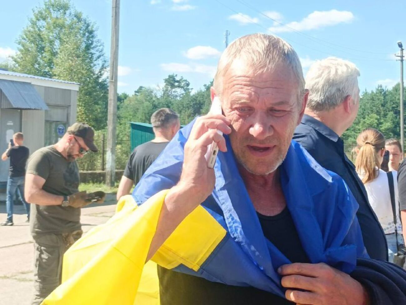 Вернулись военные и гражданские украинцы