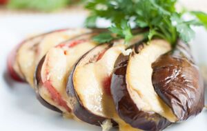 Баклажан режут в форме веера