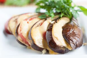 Баклажан режут в форме веера