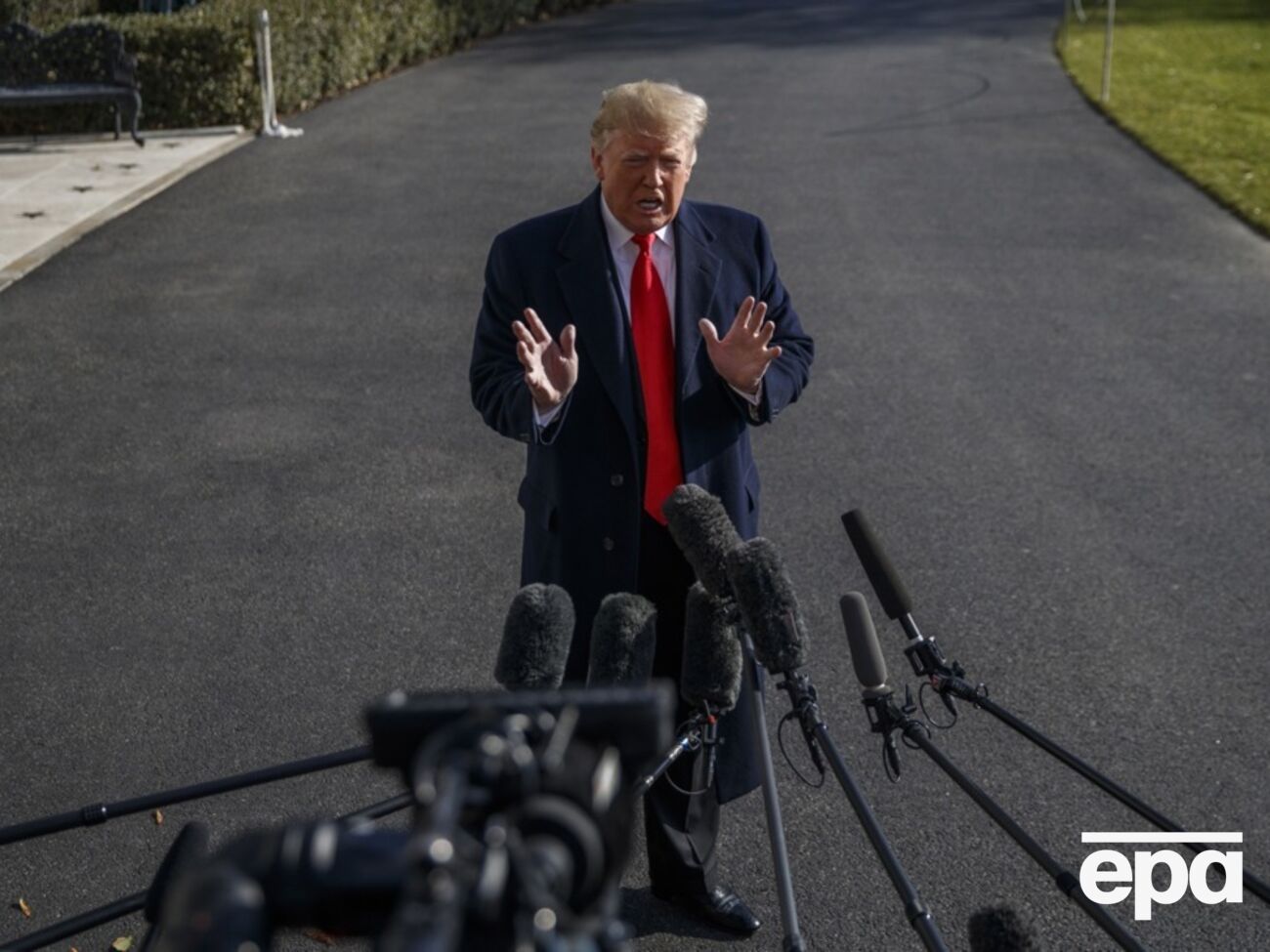 Трамп хочет "сесть, посмотреть в глаза президенту России", заявили в Белом доме