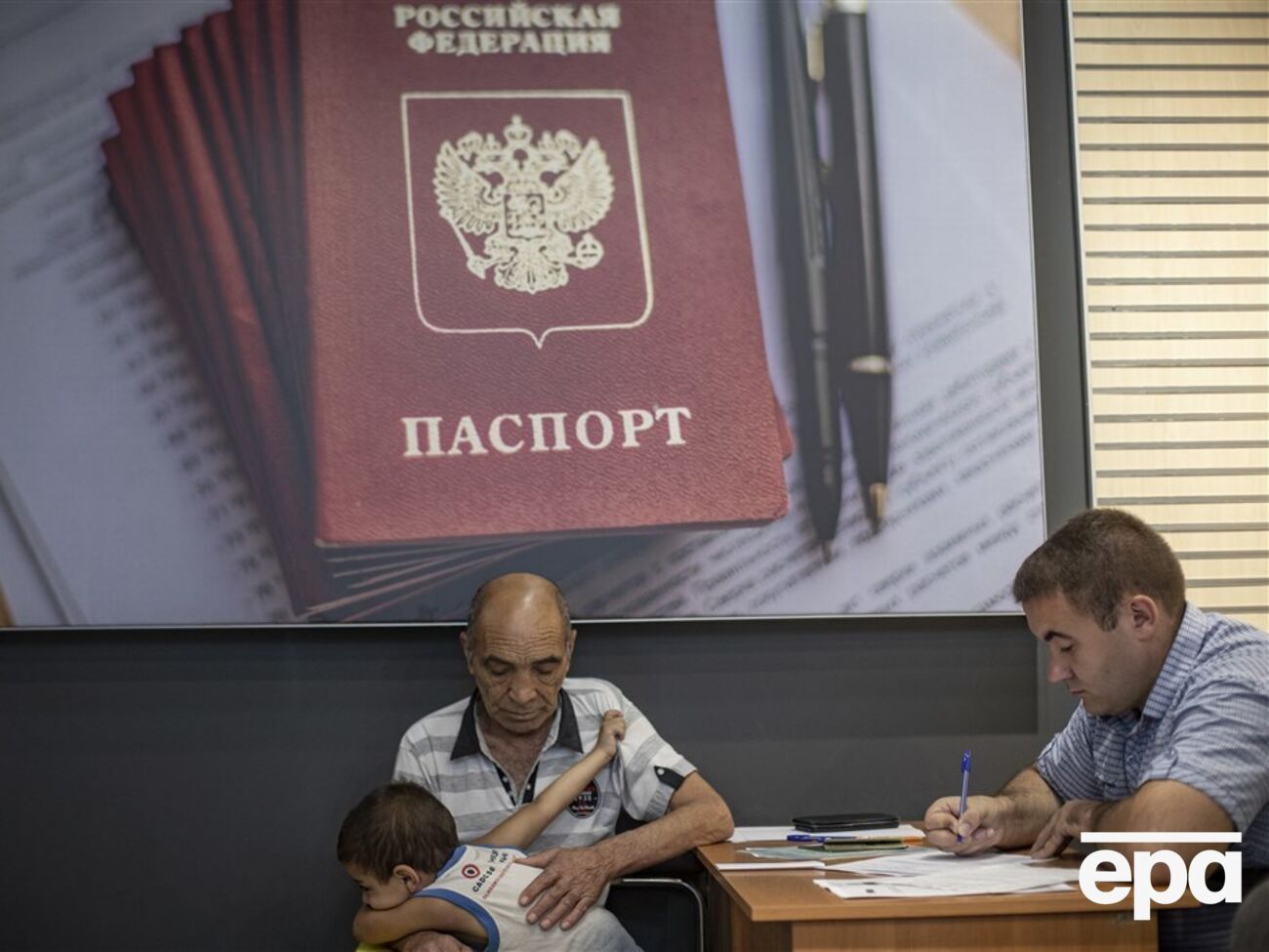 Росіяни видають свої паспорти українцям з окупованих територій