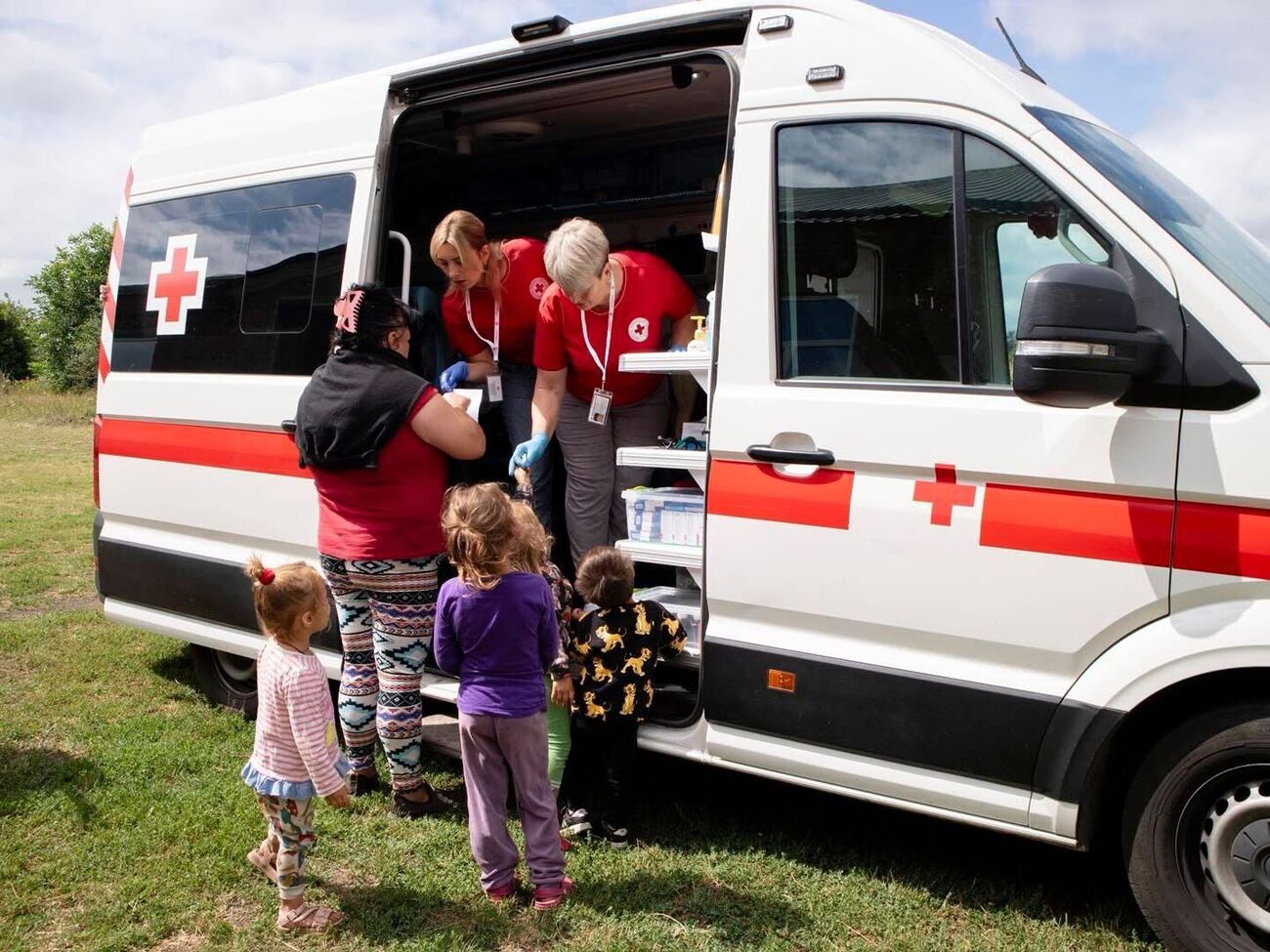 Фейковая организация обещает одежду, обувь, еду, средства гигиены