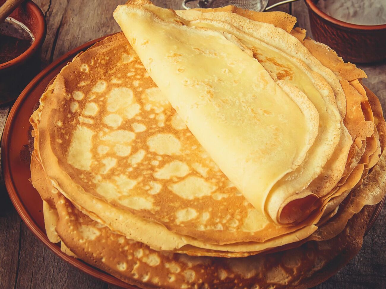 Чтобы тесто получилось однородным и без комочков, добавляйте муку порциями, постоянно перемешивая