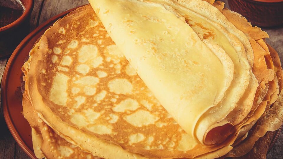 Щоб тісто вийшло однорідним і без грудочок, додавайте борошно порціями, постійно перемішуючи