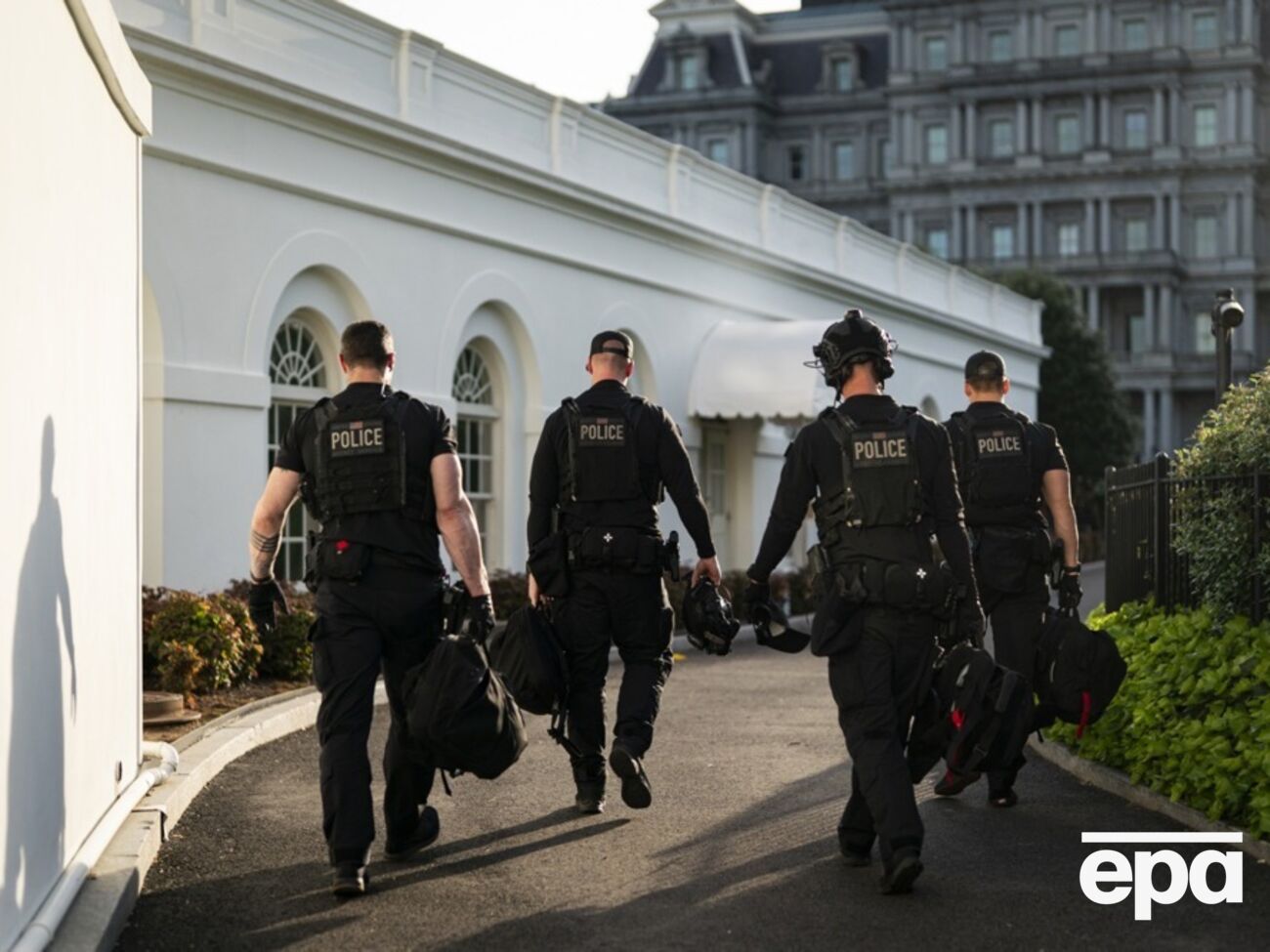 По словам одного из собеседников агентства, "все будет под контролем: тело к телу, пистолет к пистолету"